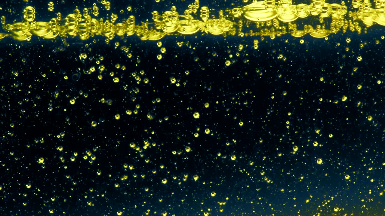 유리 배경 뒤에 있는 물 거품