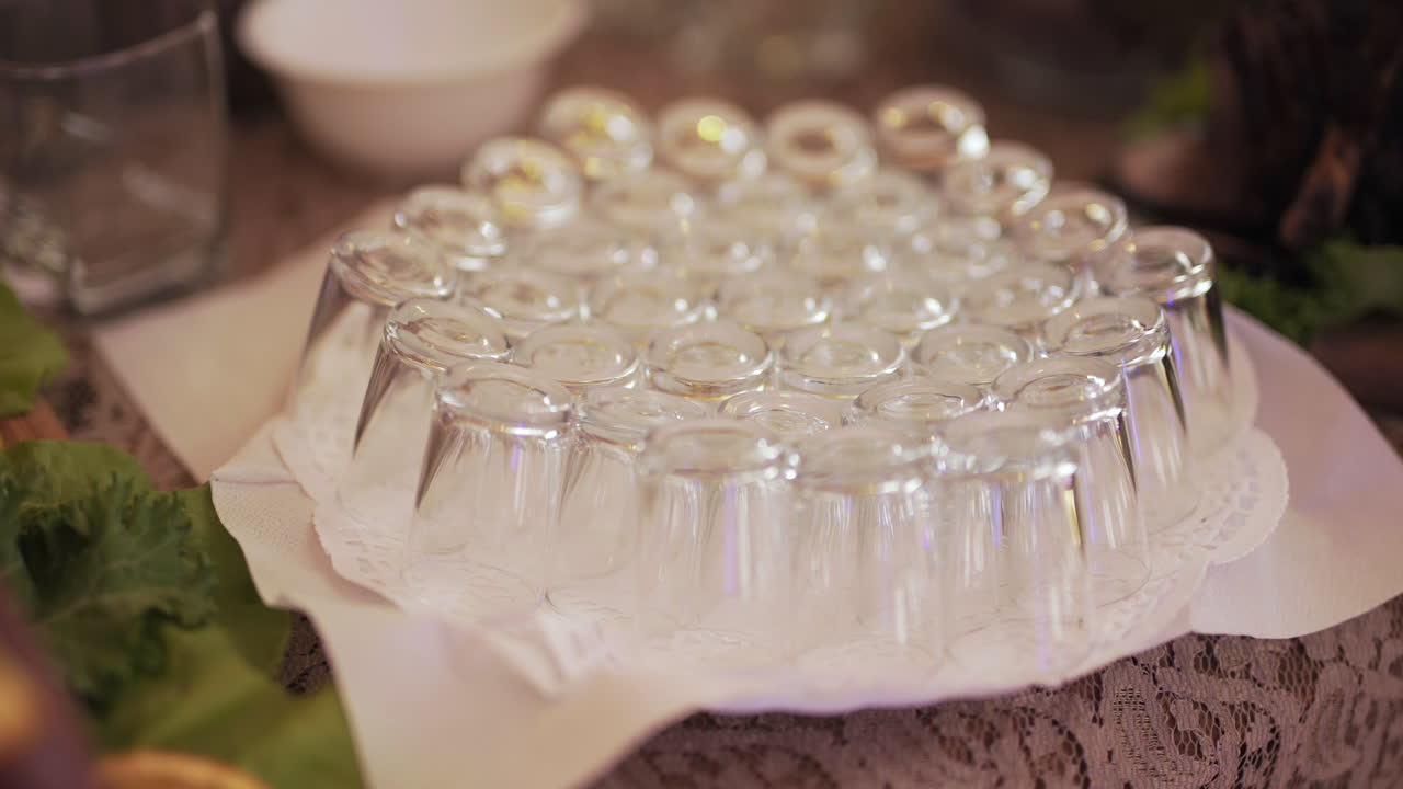 vasos vacíos preparados en la bandeja