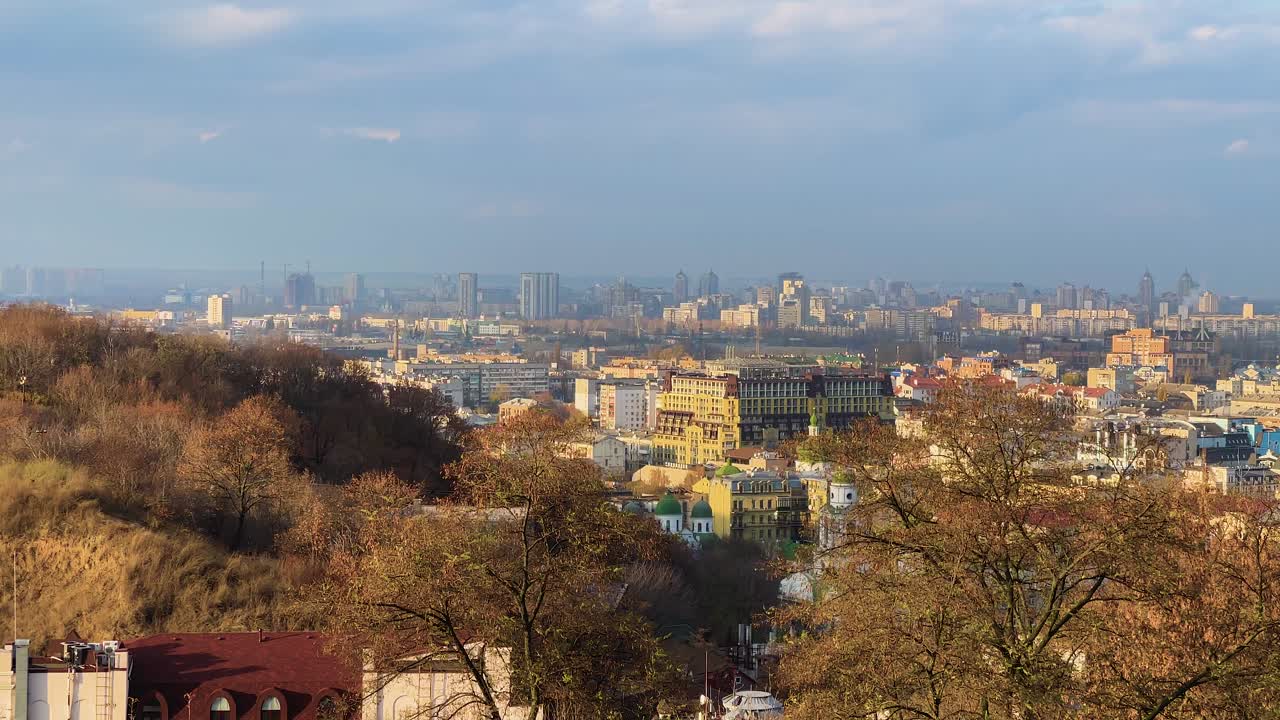 el soleado kyiv, ucrania en un día de invierno