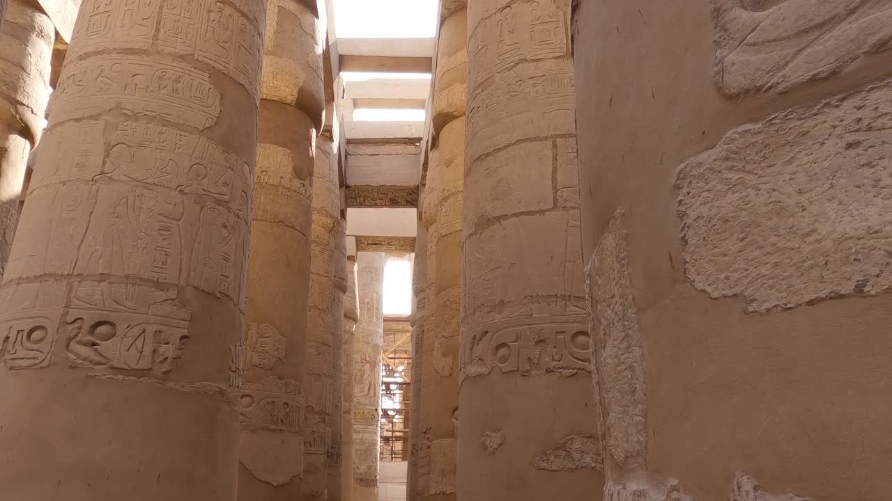mirando hacia las columnas de arenisca en el complejo del templo de karnak en egipto con movimiento inclinado hacia abajo