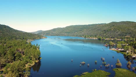 Vista-Panorámica-Del-Lago-Hemet-En-California,-Estados-Unidos---Toma-Aérea-Con-Drones