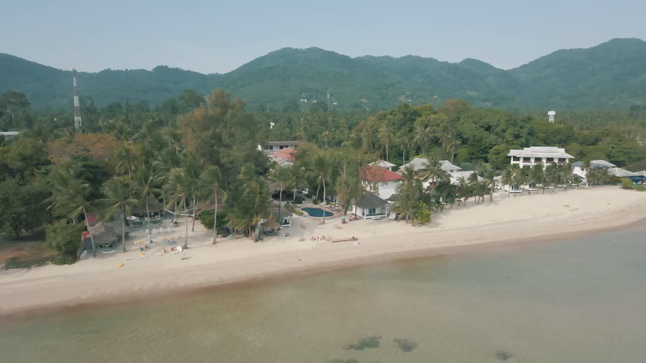 increíbles imágenes de drones de la playa, el complejo y las montañas en koh phangan, tailandia