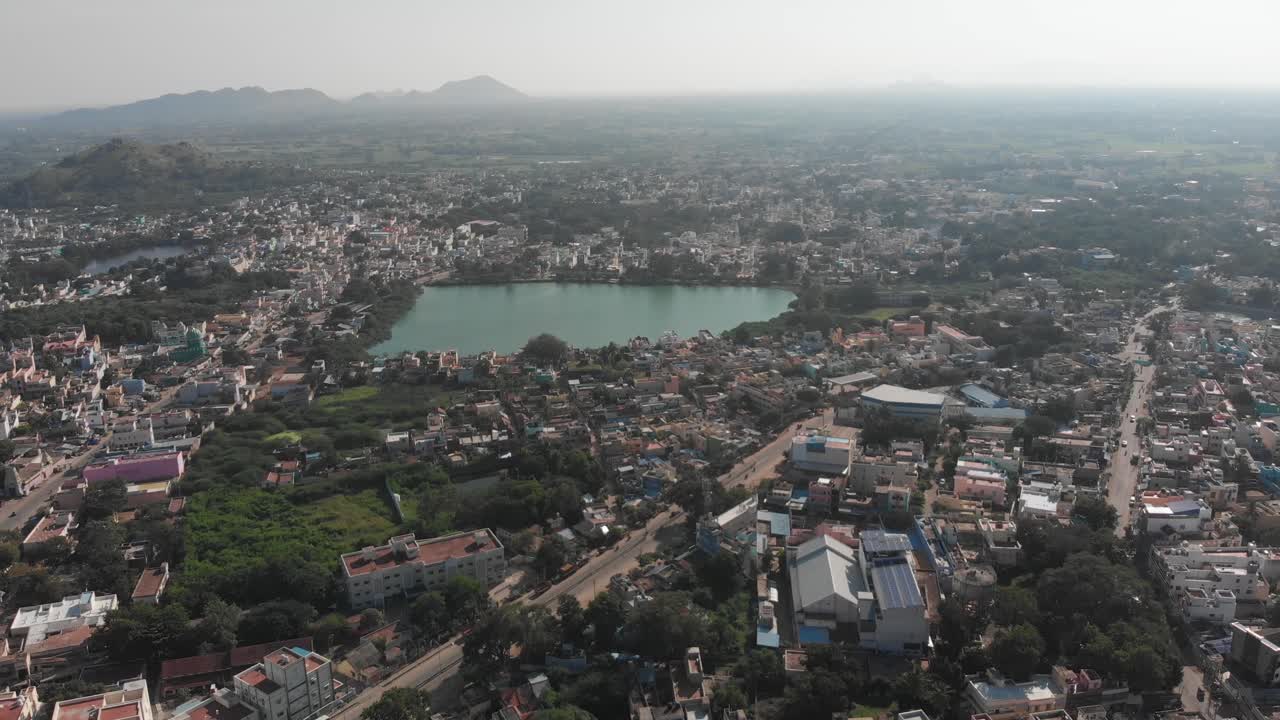 vista aérea del estanque natural en tiruvannamalai rodeado de ciudad durante el día soleado en india