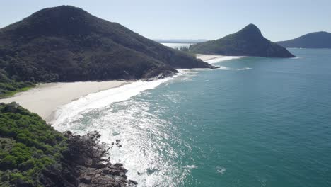 Sonnenbeschienenes-Wasser-Des-Ozeans-Mit-Wellen,-Die-An-Die-Küste-Von-Stränden-In-Shoal-Bay,-New-South-Wales,-Australien-Krachen