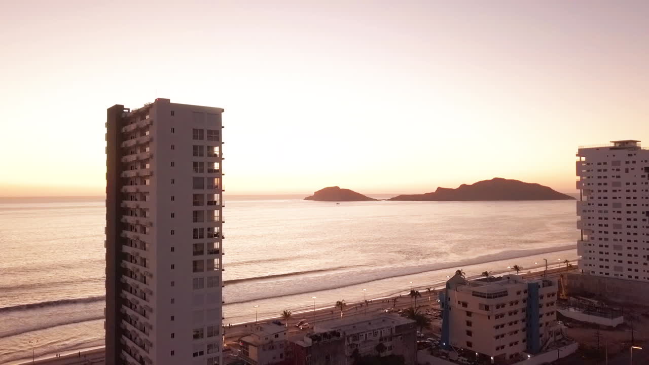 석양 바다 근처의 아름다운 고층 건물의 공중