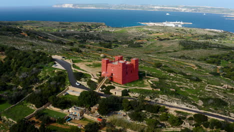 vista aérea de la torre roja en mellieä§a, malta - tomada por un avión no tripulado