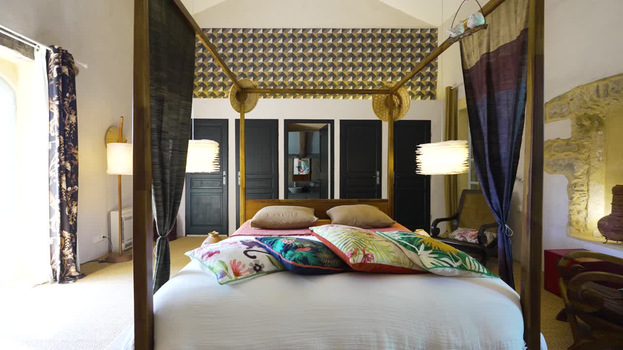 빌라 내의 고대 스타일의 침실과 함께 포스터 프레임 주위를 천천히 돌고 있습니다.