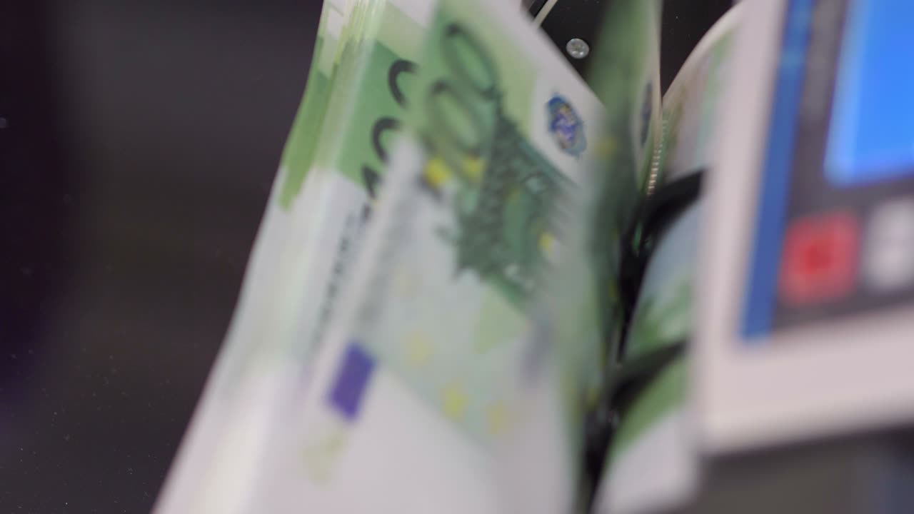 Eine Geldzählmaschine zählt automatisch eine große Menge Euro-Banknoten in 4K Zeitlupe mit 60 Bildern pro Sekunde