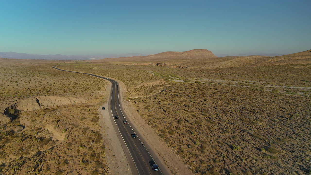 네바다 주 라스베가스 외의 사막에 있는 고립된 도로에서 자동차와 트럭의 공중 촬영