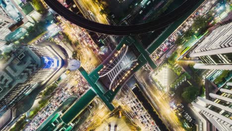 visión aérea de lapso de tiempo o hiperlapso de 4 vías del círculo de parada de la carretera o de la intersección de tráfico nocturno para el concepto de transporte.