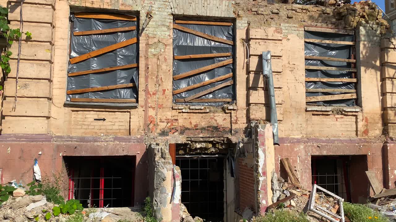 우크라이나 키예프에서 큰 로켓에 의해 완전히 파괴되고 철거 된 민간 건물, 도시 수도에서 심각한 전쟁 피해, 러시아가 우크라이나를 공격, 집의 절반이 사라졌습니다.