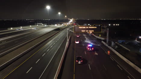 Luftüberflugansicht-Von-Einsatzfahrzeugen,-Die-Den-Verkehr-Auf-Einer-Brücke-Wegen-Eines-Unfalls-Auf-Dem-Seitenstreifen-Blockieren,-Während-Einsatzkräfte-Im-Einsatz-Sind