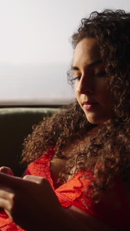 mujer usando un teléfono inteligente