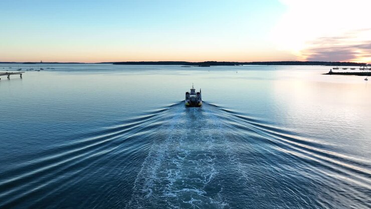 Barca da pesca sull'acqua all'alba. Pescatori e...