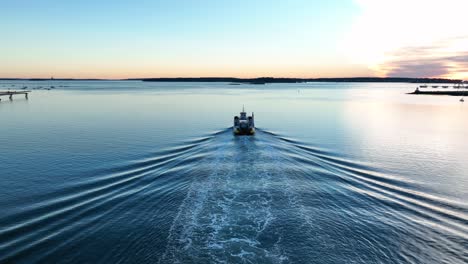 Fischerboot-Auf-Dem-Wasser-Im-Morgengrauen-Fischer-Und