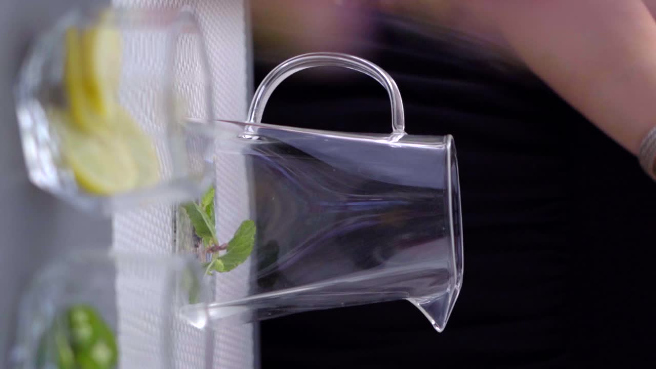 mujer agregando pudina, limón, ingredientes de lajapeno en la taza de mezcla