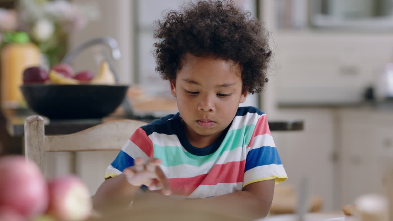 ragazzino che usa un tablet digitale che gioca a giochi e si diverte a imparare con la tecnologia touchscreen a casa