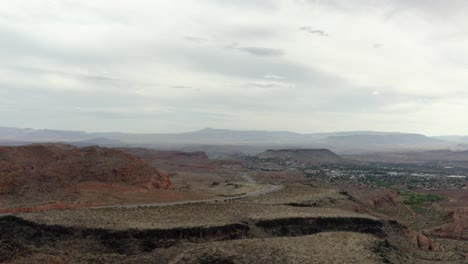 Drohnenaufnahmen-Aus-Der-Luft-Von-Den-Bergigen-Roten-Felsen-Im-Süden-Von-Utah