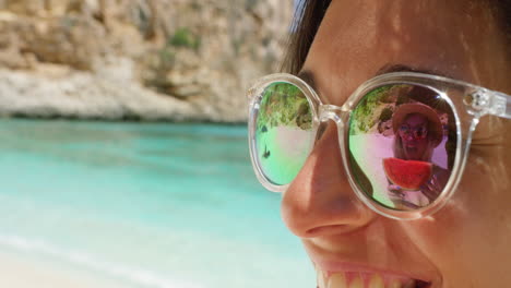 mujer comiendo sandía en una hermosa playa