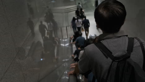 pasajeros en escaleras mecánicas en una estación de metro