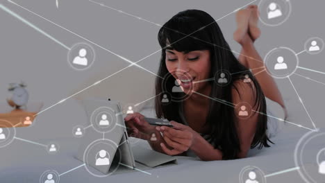 mujer caucásica en distanciamiento social comprando en línea en casa