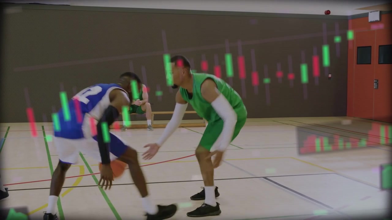 Grøn forsvarer skubber fødderne for at stoppe blå guard, der driver efter crossover, med aktiekurser (candlesticks) der dækker spillerne.