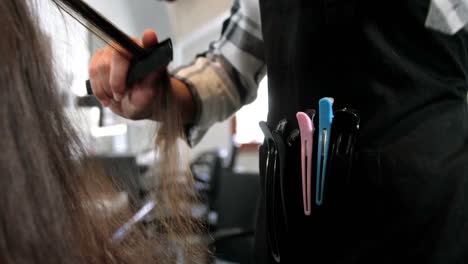 Estilista-Recortando-El-Cabello-En-El-Salón