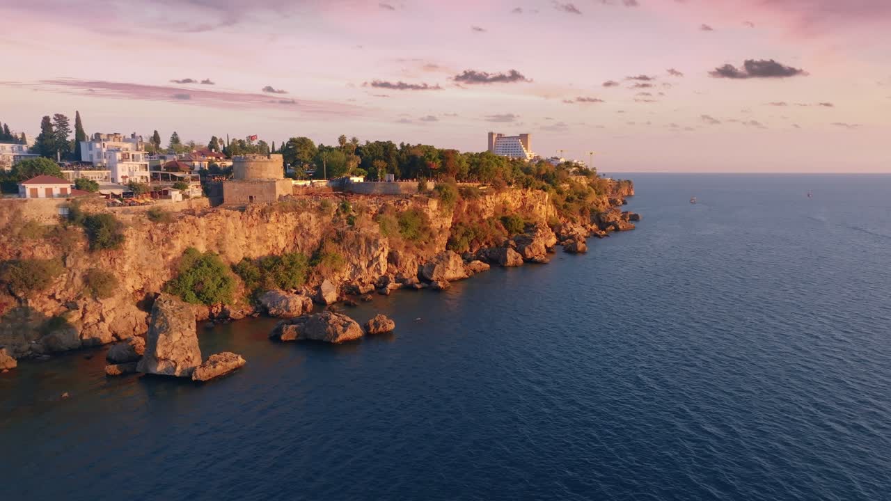 터키 안탈리아의 해안 절벽에서 해가 지는 모습