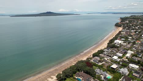 Casas-En-La-Playa-De-Takapuna-Frente-Al-Mar,-Auckland