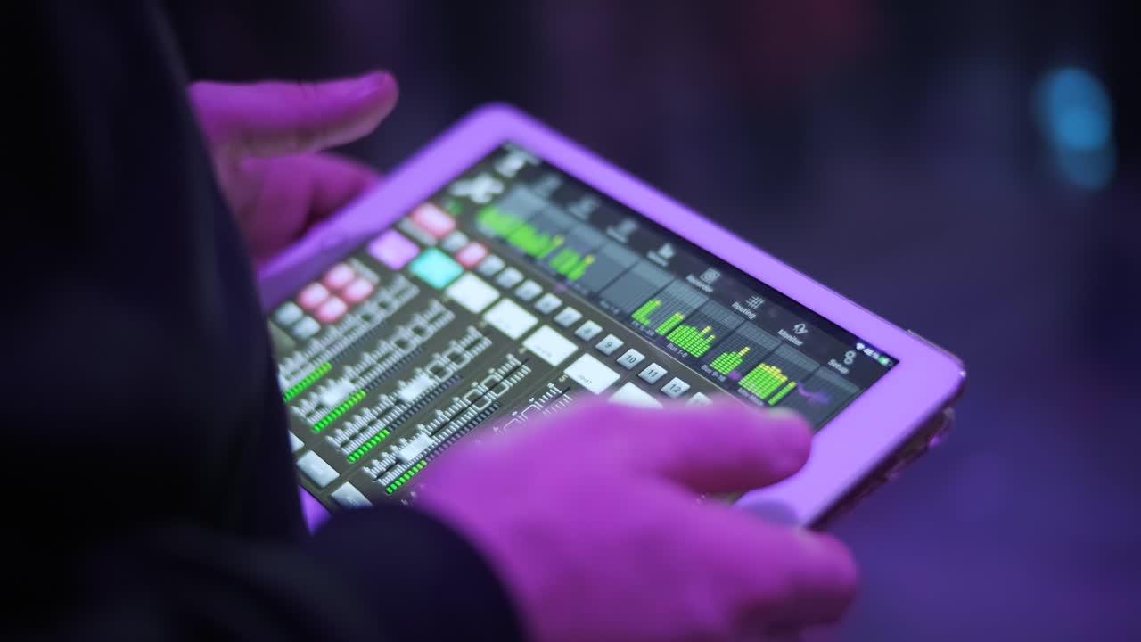el ingeniero de sonido en el concierto ajusta el sonido en la tableta