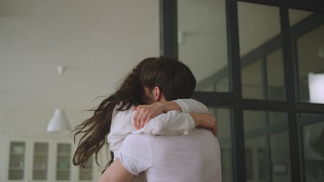 una pareja feliz abrazándose en cámara lenta. amantes sonrientes dando vueltas