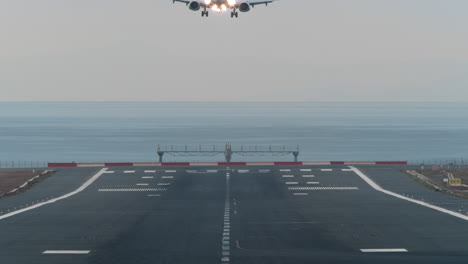 The-plane-is-landing