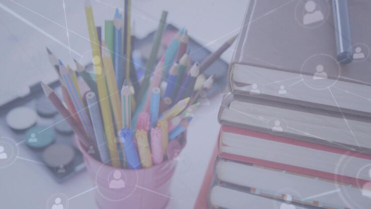 Líneas de red tenues extendiéndose por el escritorio, conectando lápices y libros con iconos de usuario luminosos