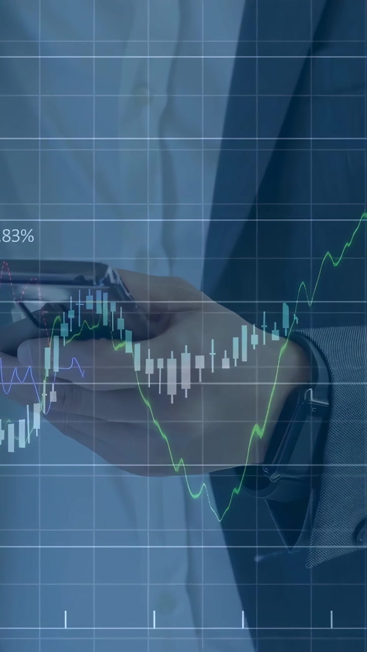 Video verticale: Uomo che tocca il telefono, animando grafici finanziari che prima cadono e poi salgono, monitorando il portafoglio.