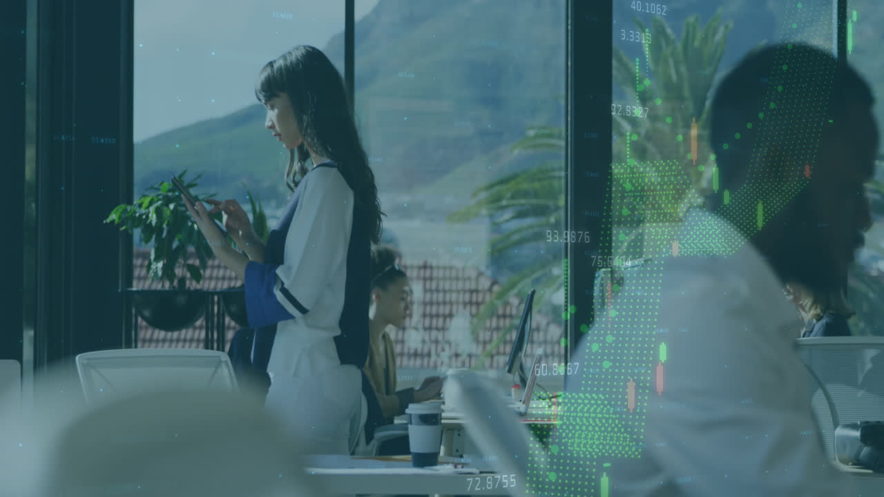 사무실에서 디지털 태블릿을 사용하는 백인 여성에 대한 금융 데이터 처리 애니메이션
