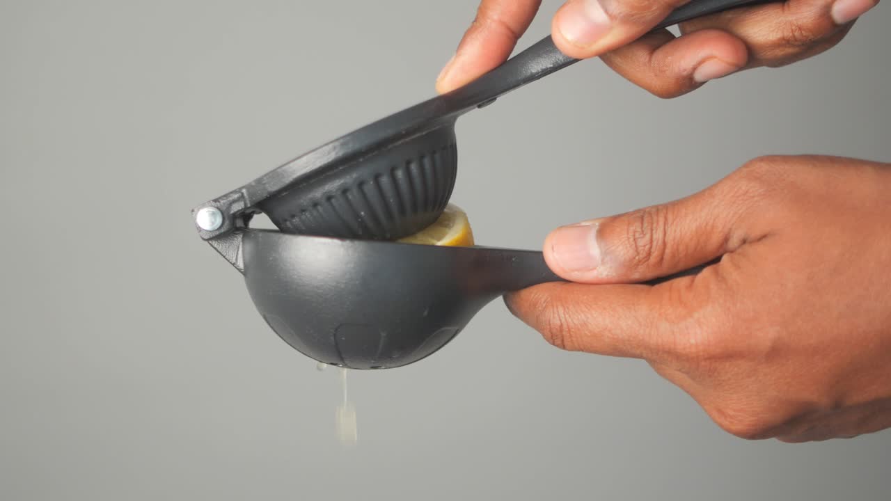 exprimir jugo de limon