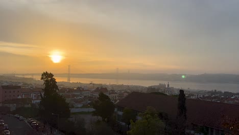 Río-Tajo-Tajo-Lisboa-Portugal,-Día-Nublado