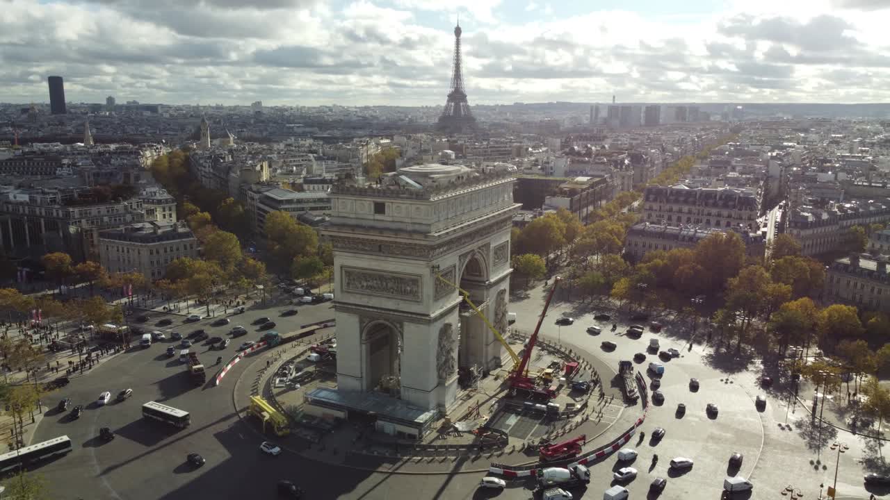 파리의 트리움프 아크 (arc de triomphe) 와 엘프 타워 (elf tower) 의 드론 뷰.