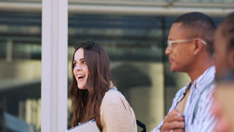 educación, personas que caminan y conversaciones en grupo