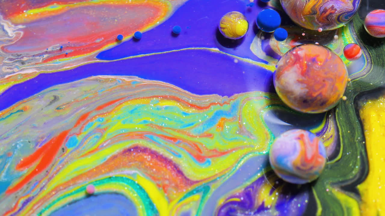 abstractos remolinos de pintura de colores y burbujas