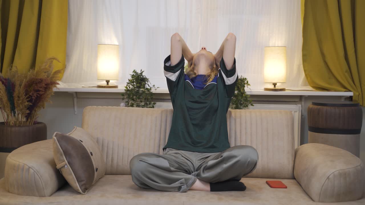 자기 동기부여하는 젊은 여성.