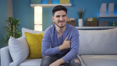 el joven que sufre de amor se emociona.
