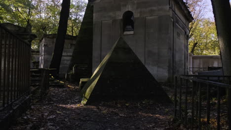 moving-forward-shot-advancing-towards-a-strange-small-pyramid-in-Pere-Lachaise-cemetary-in-Paris,-France