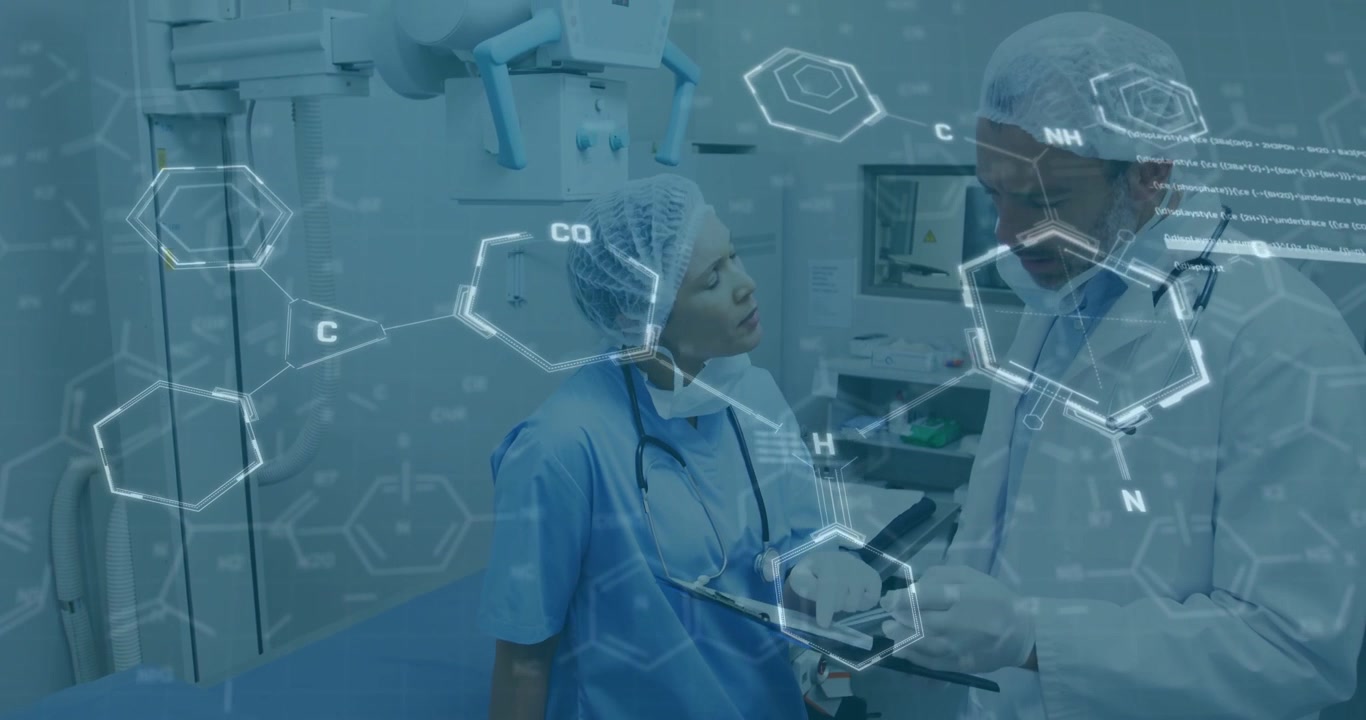 Lékař na klinice ukazuje na schránku s dokumenty a spouští molekulární vizualizaci, zatímco sestra za ním kontroluje laboratorní výsledky.