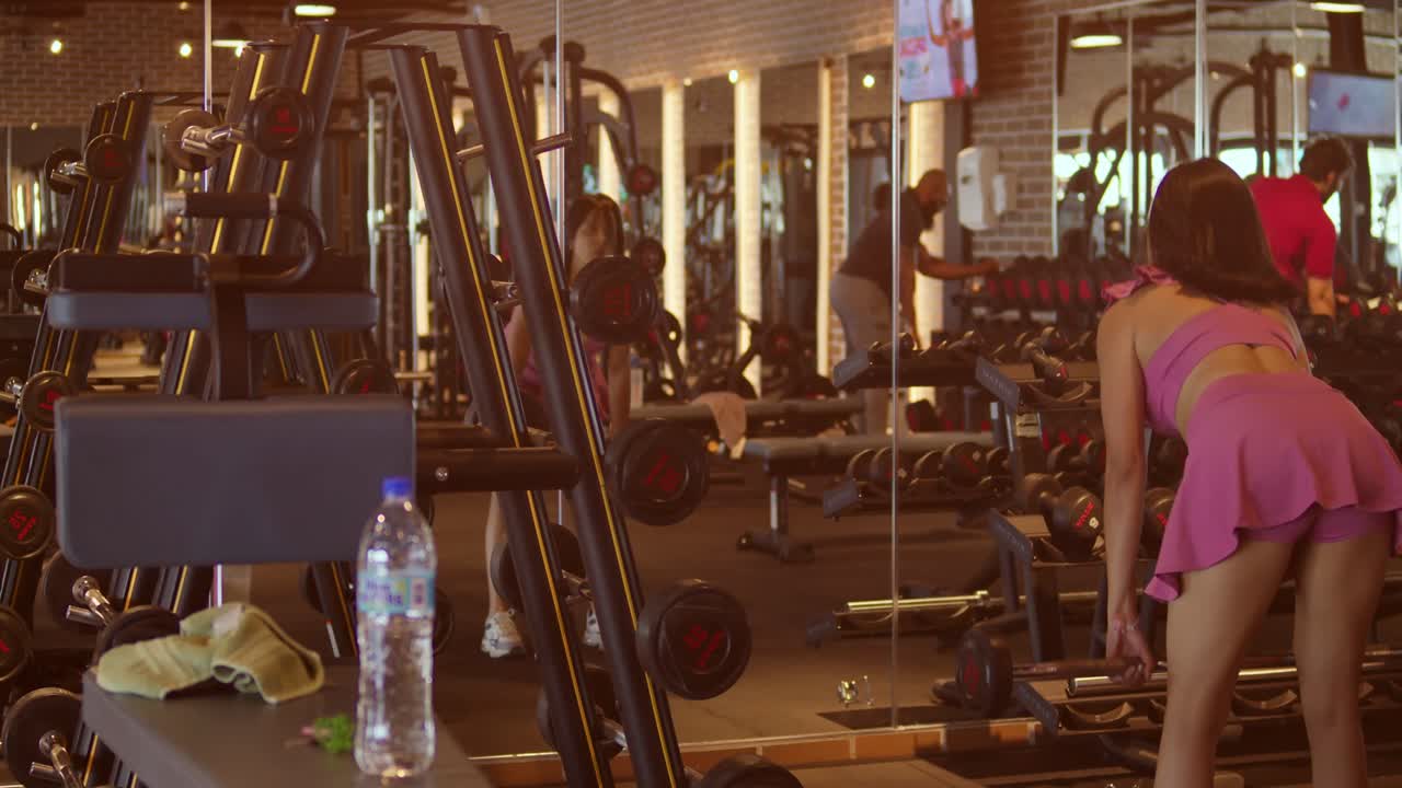 스포츠에서 젊은 여성은 거울에 반사와 함께 체육관에서 죽은 엘리베이터를 착용