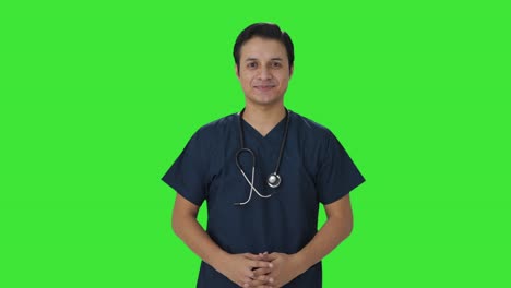 Fröhlicher-Indischer-Arzt-Mit-Stethoskop-Und-Grünem-Bildschirm