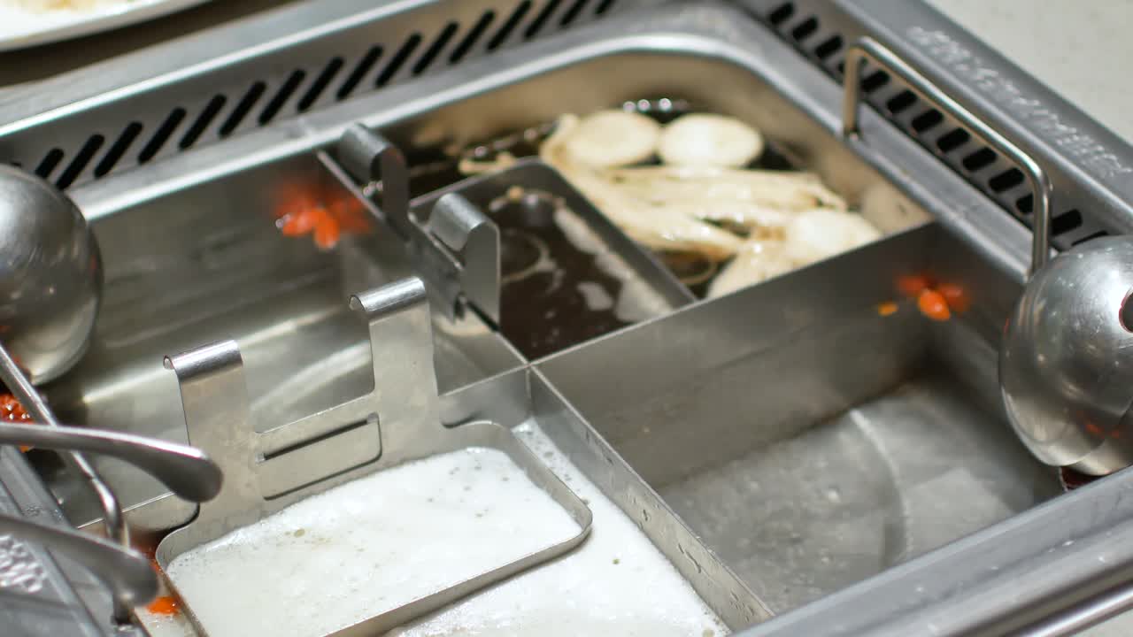 4k video pov al hotpot shabu shabu al estilo chino con verduras en una olla