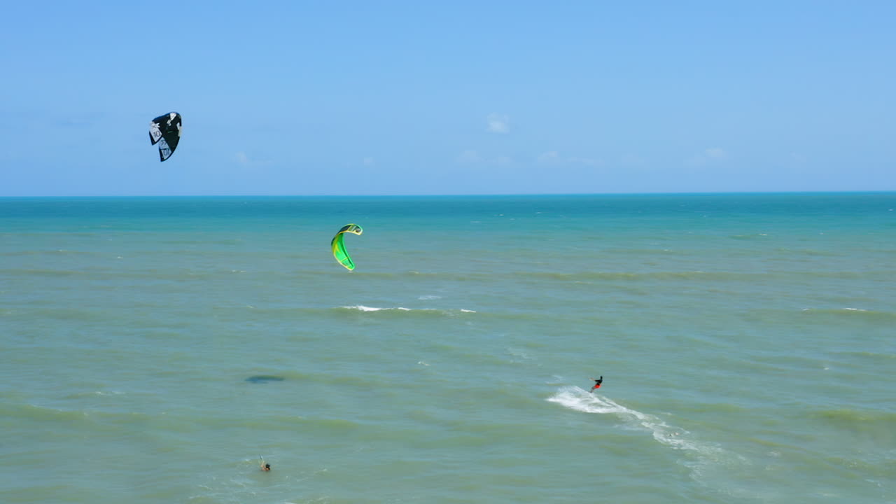 vista aérea de personas practicando el kite surf, cumbuco, ceara, brasil
