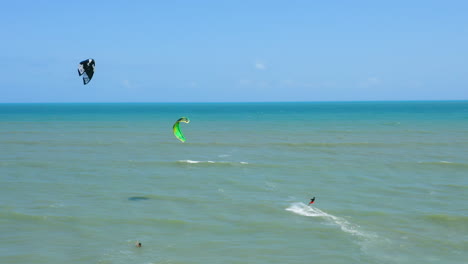 Vista-Aérea-De-Personas-Practicando-Kitesurf,-Cumbuco,-Ceará,-Brasil.