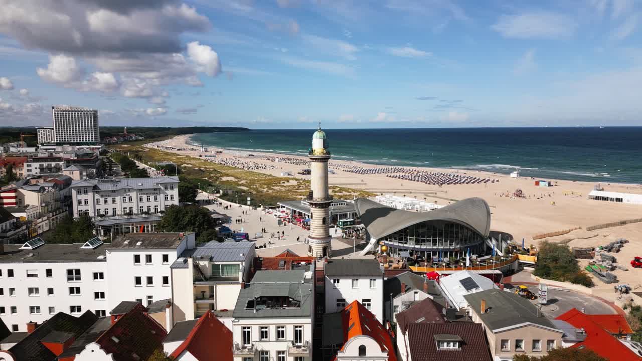faro sulla spiaggia, bellissima spiaggia con le onde, mar baltico, warnemünde, drone